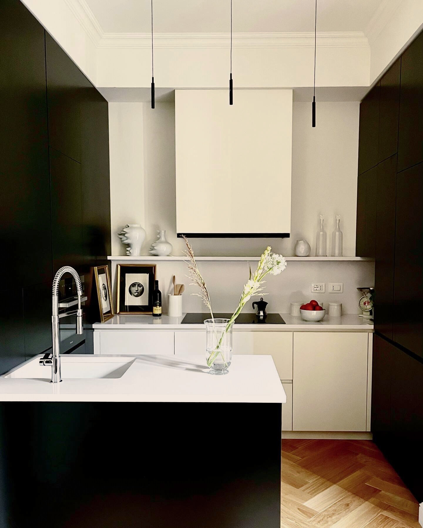 Vista frontale della cucina