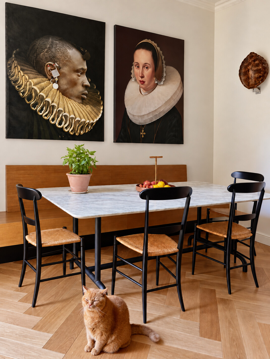 Zona pranzo con opere d’arte